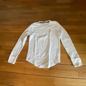 En vit hollister tröja som inte har används mycket, den är skön och sitter perfekt på xs, har även i färgerna blå och svart, skriv för mer info.