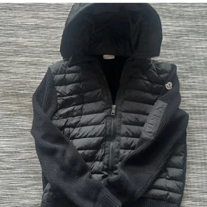 Moncler Jacka  - Storlek M, Passar S. Super fint skick. 9,5/10 (Cardigan) 