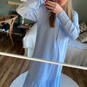 Blommig långklänning  - Blå, blommig maxiklänning med skjortkrage som är perfekt lång på mig som är 174 cm. Använd fåtal gånger så mycket fint skick. Materialet är väldigt mjukt, följsamt och stretchigt. Storlek S. Skriv för fler bilder!