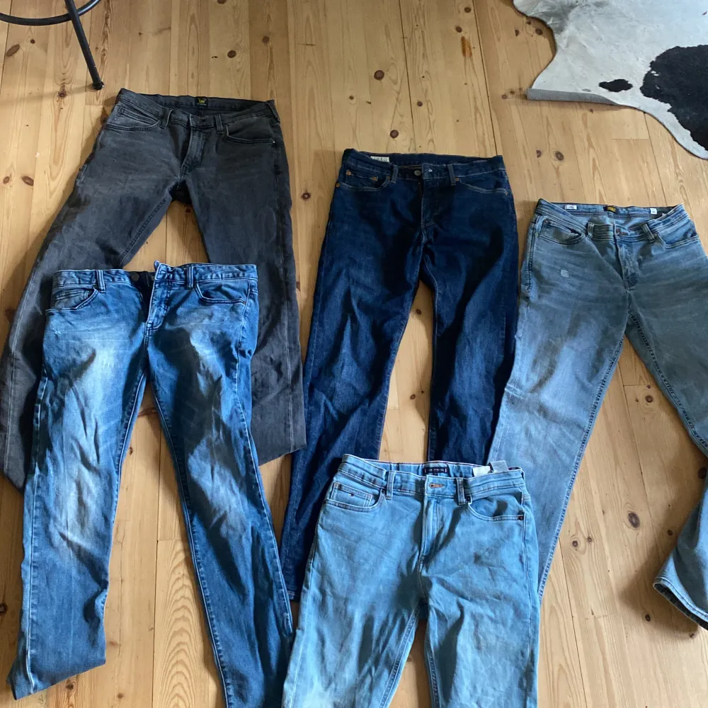 Tjena säljer en massa jeans som jag hittade. Alla är för små på mig . Det är 1 st Tommy hilfiger 2 st lee jeans . Och resten Jack and Jons. Kontakt mig om du vill ha fler bilder på ett par jeans. Säljer st vis Eller några tsm.. Jeans & Byxor.