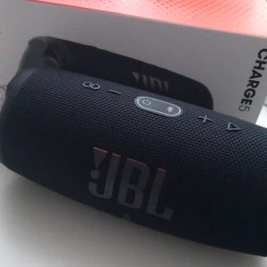 Säljer jbl carge 5 använd en gång köpte detta år  - Jbl carge 5 är bara använd 1 gång funkar som ny  orginal pris 1990 men säljer hälst för 1200  men pris kan diskuteras 