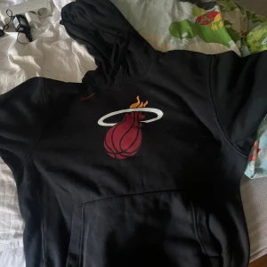 Nike hoodie herr  - Nike Hoodie herr. Använd fåtal gånger, i bra skick. 