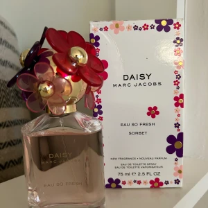 Daisy Marc Jacobs - Säljer denna jättefina och underbart doftande parfym från Marc Jacobs. Säljes då jag inte använder parfym tillräckligt ofta, tänker att den kan få göra nytta för någon annan istället :)