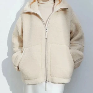 Hm Teddyjacka - Säljer min teddyjacka från hm, köpt november 2023 