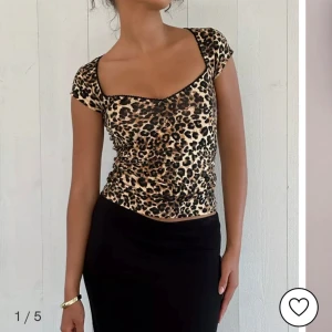 SÖKER LEOPARD ROMANCE SHAPE TOP - Söker denna fina topp i storlek xs, S är villig att betala max 160 kr