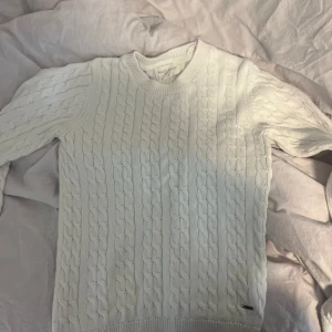 Stickad tröja  - Säljer min älskade ribbstickade tröja från Holly and white