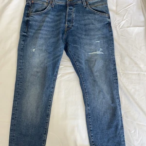 Jack & Jones jeans -  Väldigt skön att ha på sig, billigt pris just nu fast kan sänka mindre med diskussionen 