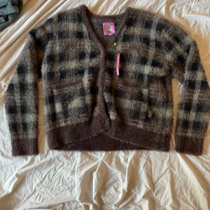 Kofta  - Så himla mjuk kofta från unif men galen bra kvalitet. Köpt för 88$ + 38$ frakt + sjukt dyr tull.❤️helt oanvänd med lapp kvar. Har bara suttit i min garderob i 2 år så säljer därför den