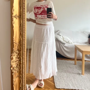 Vit långkjol - Superfin lång vit maxikjol med fina detaljer! Köpt  på Vinted men i nyskick, inga missfärgning eller slitage. Sista bilden är från förra säljaren. 