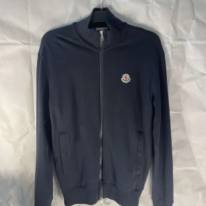 Moncler zip sweater - Moncler Zip sweatshirt  - Storlek: S fits M - Skick: 9/10 - Pris: 1690kr  