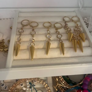Örhängen (finns i både silver och guld)🫶🏻 - Dessa 3 par olika guld örhängen kan köpas, och även justeras, bara att säga till om ni vill ha de längre/kortare eller om ni vill ha i silver (har ingen bild på silver för tillfället)! Jag säljer dessa för 35kr/paret💗💗