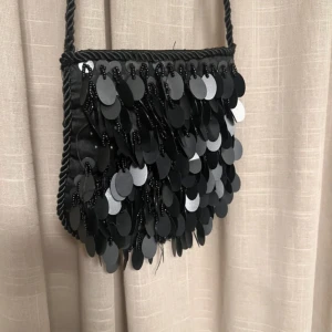 Väska  - Cool väska med långt flätat band 