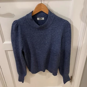 Stickad tröja - Blå stickad tröja från JDY. Jättefin passform! 🥰 Fler bilder kan skickas vid förfrågan 