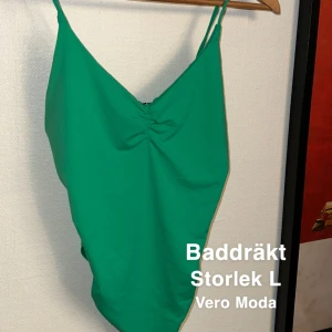 Baddräkt  - Enbart testad, dock finns lappen ej kvar. 