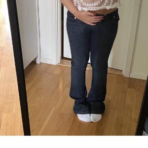 Lågmidjade mörkblå bootcut jeans 💕Midjemått - 40,5 cm, innerbenslängden - 83 cm 💕