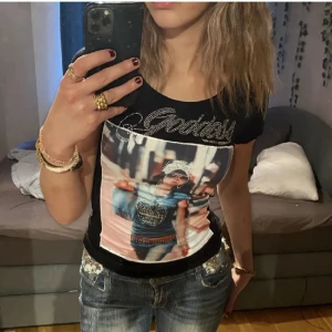 Y2k T-shirt - Snygg tshirt ed tryck och rhinestones varav alla sitter kvar 💕
