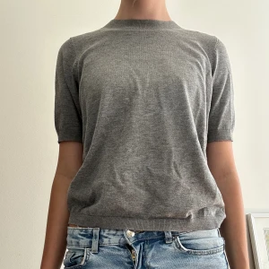 Lindex stickad T-shirt  - En grå stickad top från Lindex i storlek S. Pris kan diskuteras