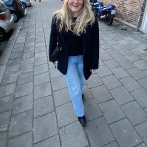 Abrand Jeans - Snygga lågmidjade jeans från Abrand. I rak modell. W29.  Nypris 1000 kr. Lagat hål i grenen, därav såpass sänkt pris