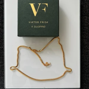 GULD HALSBAND - Viktor frisk kedja i äkta 925 sterling silver. Kedjan är pläterad i äkta guld. Kedjan tål vatten! Kedjans mått finns i bildern! Alla tillbehör kommer med såsom box mm.