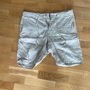 Linneshorts Gant - Linneshorts från Gant i toppskick 