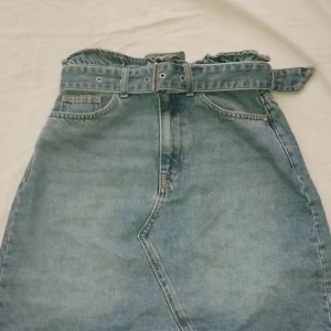 Superfin jeanskjol! - Säljer min superfina jeanskjol med skärp! Har aldrig använt den. Storlek 34/XS. Passar till dem flesta färger och plagg! Skärpet går att ta av. Jag går gärna med på prissänkning och frakt står jag för!