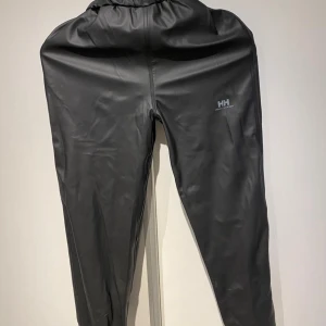 Helly Hansen barn  - Hej, säljer dessa regn byxor storlek 10 år. Vid frågor eller funderingar hör av dig. 
