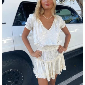 Vit sommarklänning  - Säljer denna superfina klänningen från isabellescabinet💕💕Jättebra skick 