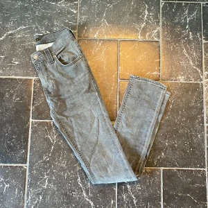 Nudie Jeans  - • Gråa Nudie Jeans | • Skick: MVG | • Färg: Grå | • Storlek: W27 L32 | • Nypris: 1799kr | • Hör av dig vid minsta fundering!