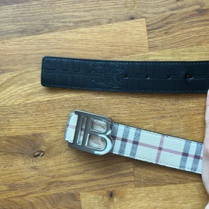 Burberry bälte - Fint skick bara lite trasig i ett av hålen
