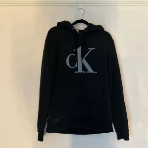 Hoodie  - Det finns fläckar vet ej om det går bort. 