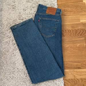 Tja! Säljer nu dessa knappt använda jeans från Levi’s då de var för stora för mig. Sjukt snygg blå färg som passar till det mesta och är perfekta nu under sommaren😃Nypris: 1150 kr. Skick: 9/10. Pris kan diskuteras🙌🏼 Hör av er vid minsta fundering😊