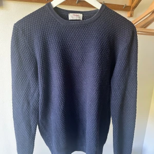 Gran Sasso tröja - Gran Sasso - Made in Italy tröja. Storlek M. Modellen på bilden är 180 cm och väger 72 kg. Använd ett par gånger - inga defekter.   Pris 299