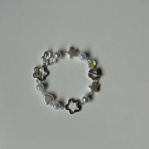 White Y2K Spring Bracelet - Armbandet är till mestadels gjort av "non-tarnishing" metall. Kontakt med vatten bör undvikas. Stavlås. ☆●°○•☆●  Alla beställningar från oss kommer fint paketerade 🤍   @elleidesigns på insta och tiktok 🫶  