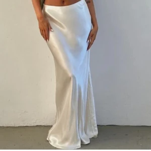 Silke kjol  - silke från Gina Tricot som har vissa defekter! Tryck gärna på köp nu vid intresse💕