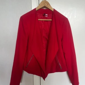 Röd blazer - Röd blazer från HM, fin och i mycket bra skick.