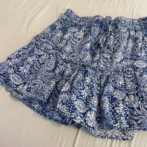 Kjol - Säljer min blåa kjol från Zara, helt oanvänd och är i nysick 