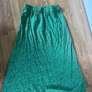Grön halvlång kjol från object. Fint skick. Nypris 250