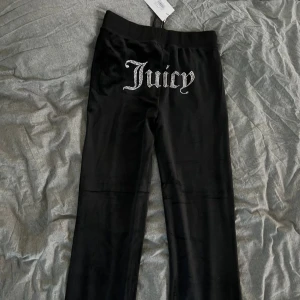 Svarta juicy couture byxor  - Kommer inte till användning annars jättebra skick  ,knappt använda , 1300kr originalpris💕