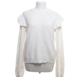 Vit volang stickad tröja  - Jätte snygg vit volang tröja från Vila. Inga tecken på användning 