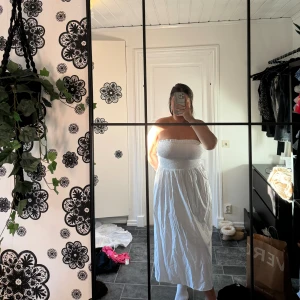 Långklänning  - Sommarklänning från Bikbok, aldrig använd, lappen finns kvar. Storlek L nypris 399kr säljer för 250+frakt🌸