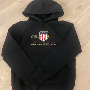 Säljer denna svarta Gant hoodie. Använd fåtal gånger och är i fint skick utan några defekter.💗