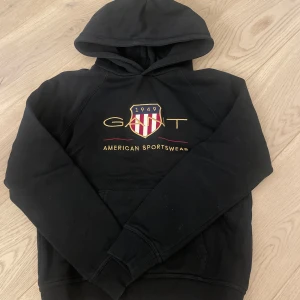 Gant hoodie - Säljer denna svarta Gant hoodie. Använd fåtal gånger och är i fint skick utan några defekter.💗