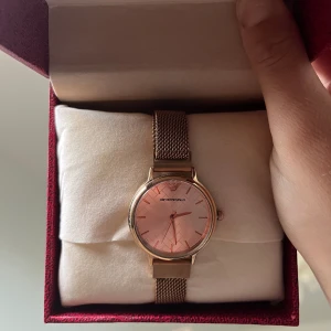Emporio armani klocka - Jättefin klocka som jag fick i studentpresent. Kan inte garantera äktheten då jag inte fick något kvitto därav går pris att diskutera. Bronsfärgad mot det guldiga hållet. 