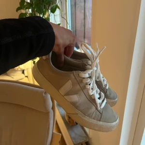 Skor veja - Går att hitta snören som passar bättre! 