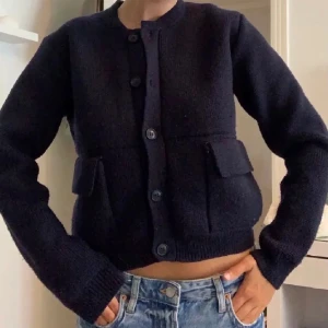 Carin Wester kofta - Säljer denna superfina och populära koftan från Carin Wester! Den är i superbra skick och är knappt använd. I storlek L men passar mig som brukar ha S också💞