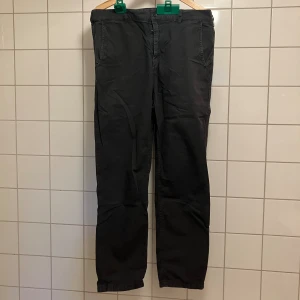 HOPE-byxor Grå Unisex - Grå HOPE-byxor i gott skick. Ankle-length för mig som är 1,89.