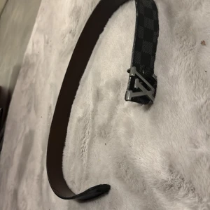 Sen är ganska liten passar mellan 12 år till 10 - Ganska dåligt den är lite sönder vi märket kolla på 3 bilden så ser du. Men är äkta.