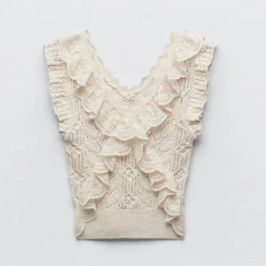 Zara topp - Beige jätte fin zara topp använd cirka 1 gång, jätte fin på men får inte användning av den 💗den är storlek M men passar även S