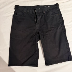 Svarta jeansshorts(jorts) - Slim fit korta shorts bra skick 