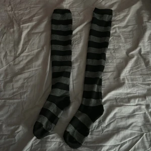 Randiga långstrumpor - Randiga långa strumpor från Shein, aldrig använda💕 vet inte storleken men kanske 34